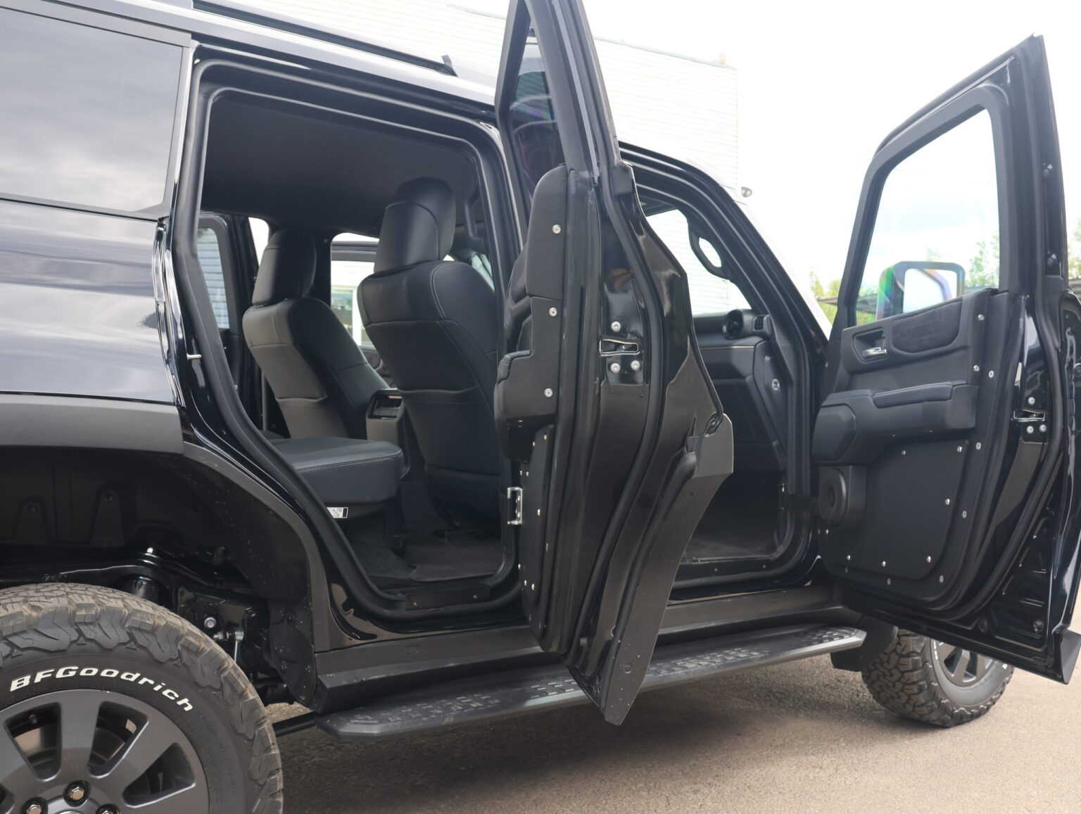 Броньований REFORM LC250 на базі Toyota Land Cruiser Prado 250