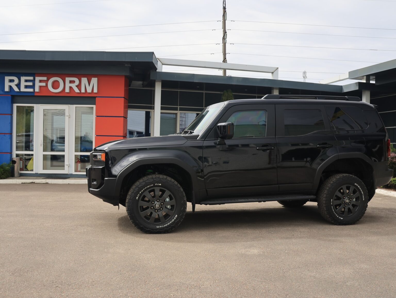Броньований REFORM LC250 на базі Toyota Land Cruiser Prado 250