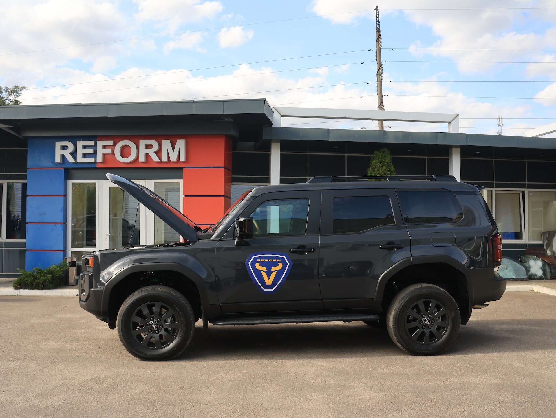 Броньований Toyota Land Cruiser Prado 250 — сірий колір