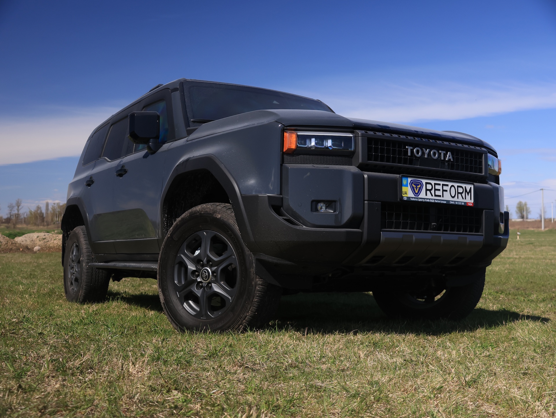 Броньований Toyota Land Cruiser Prado 250 — сірий колір