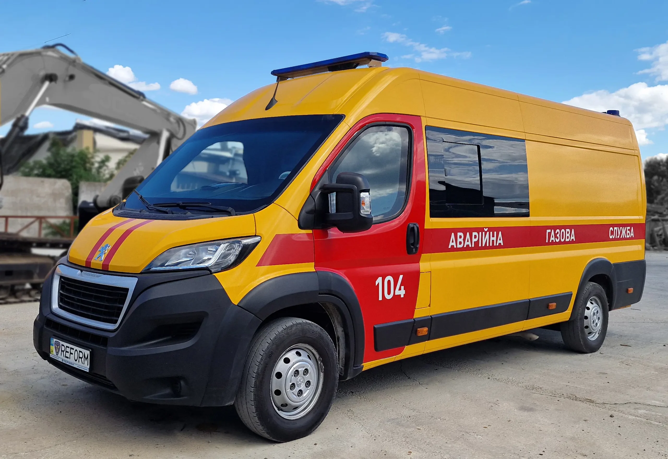 Armored emergency repair vehicle