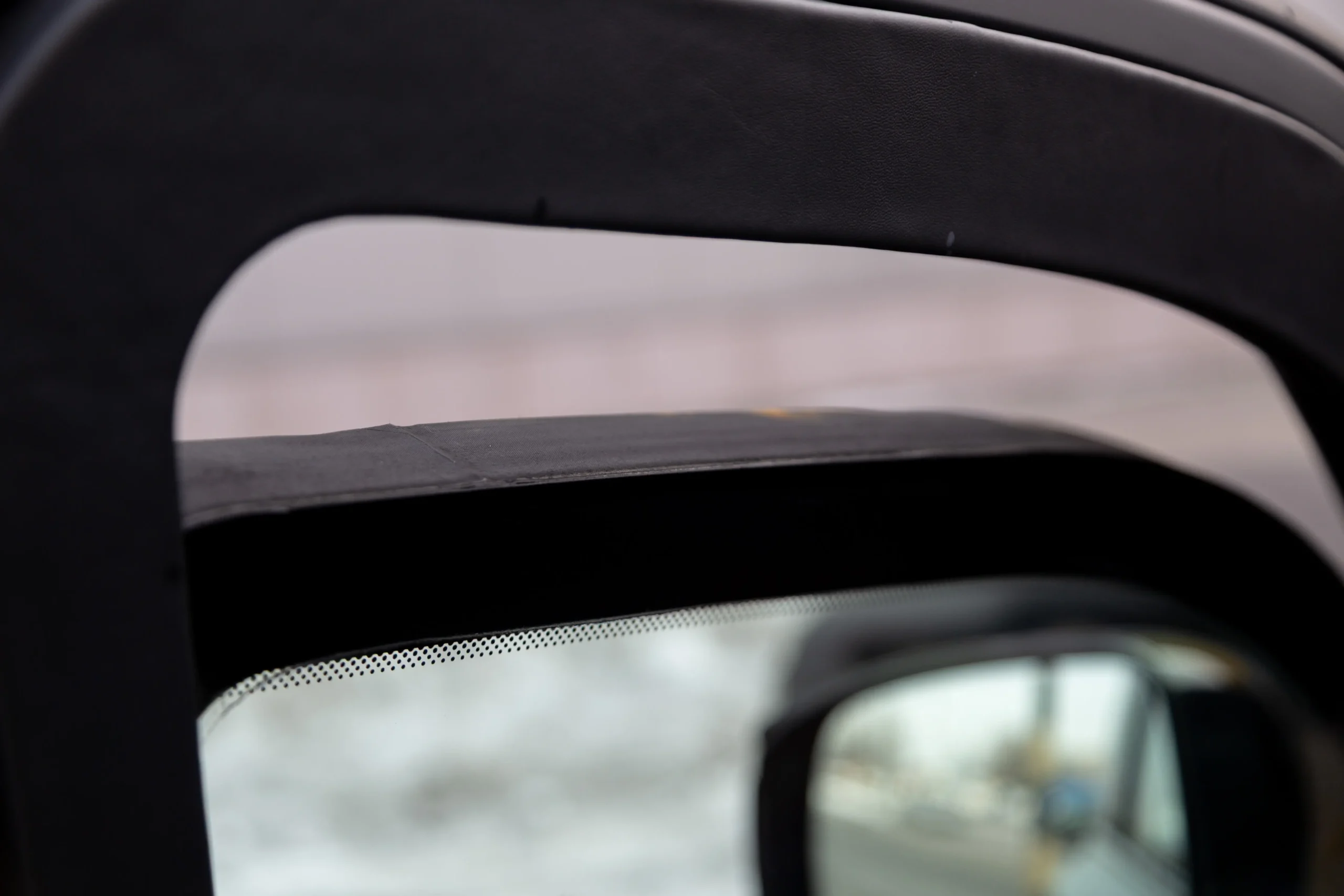 Край балістичного скла у дверях LC300 REFORM