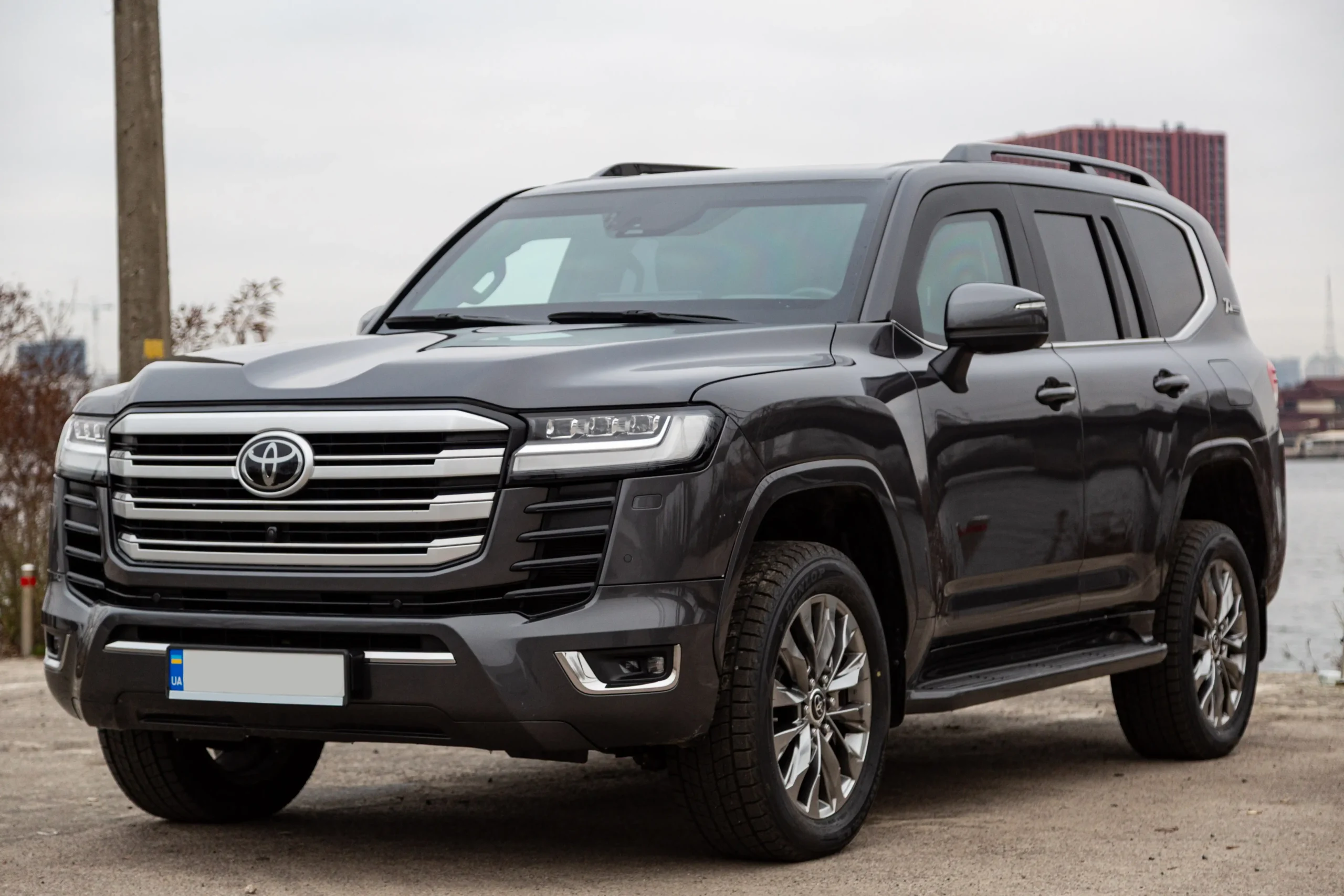Броньований Toyota Land Cruiser 300 — сірий колір