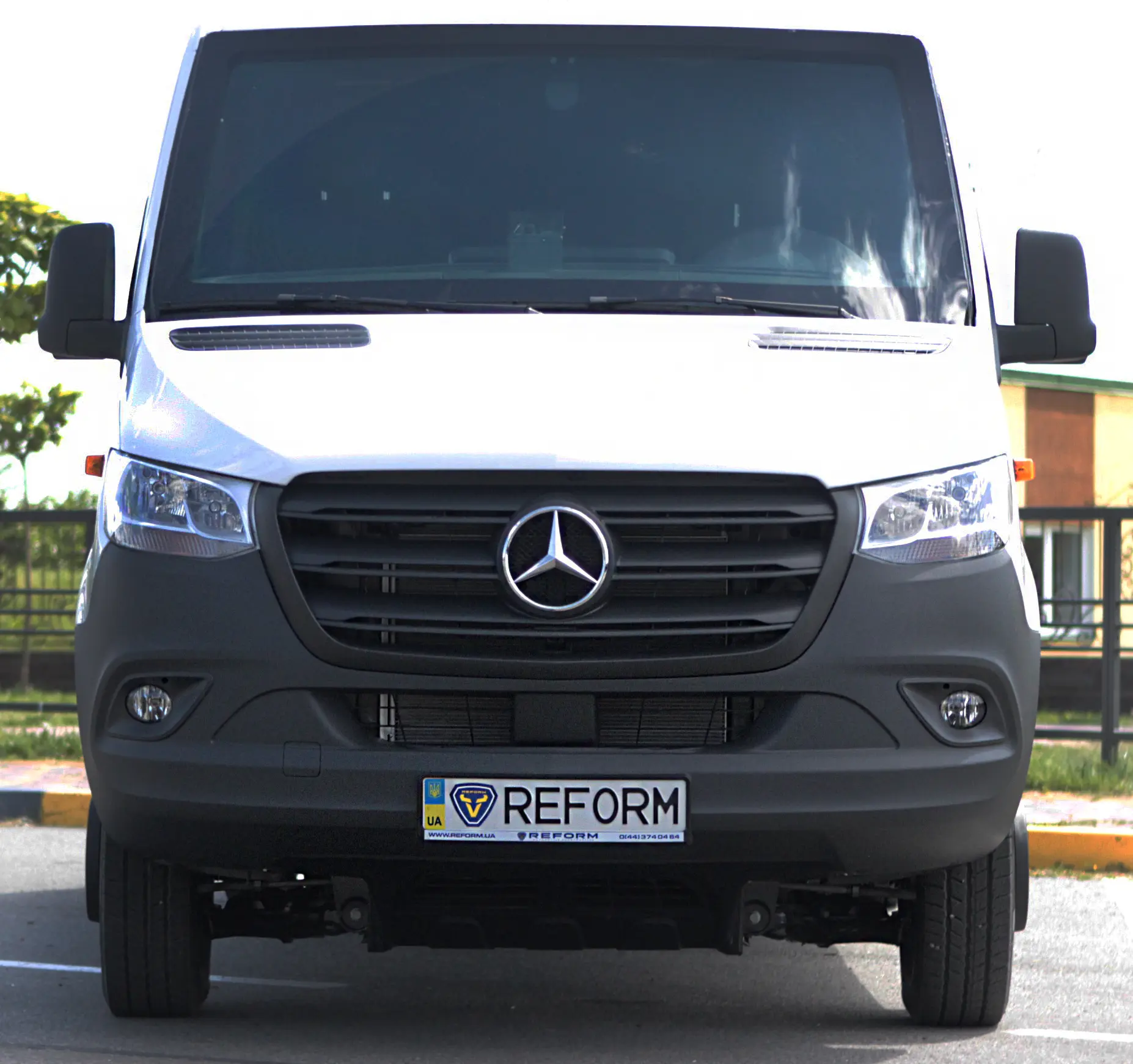 Броньований Mercedes-Benz Sprinter REFORM - вид спереду