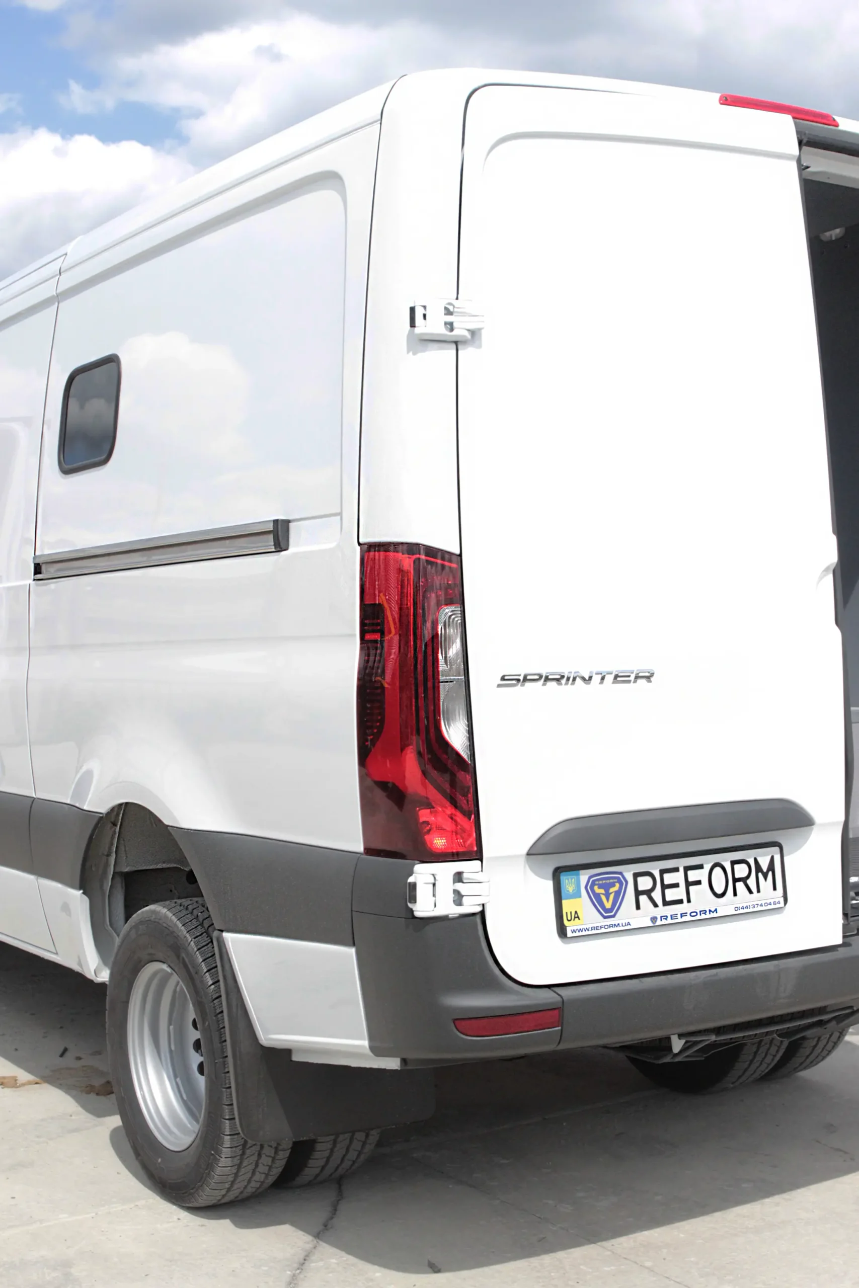 Броньований Mercedes-Benz Sprinter REFORM - вид ззаду