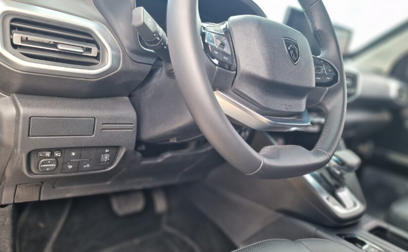 Steering wheel and controls of the armored Peugeot Landtrek REFORM PL-B6