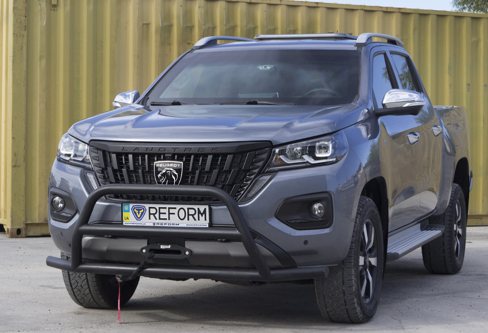 Сірий броньований Peugeot Landtrek REFORM PL-B6 — вигляд спереду та збоку