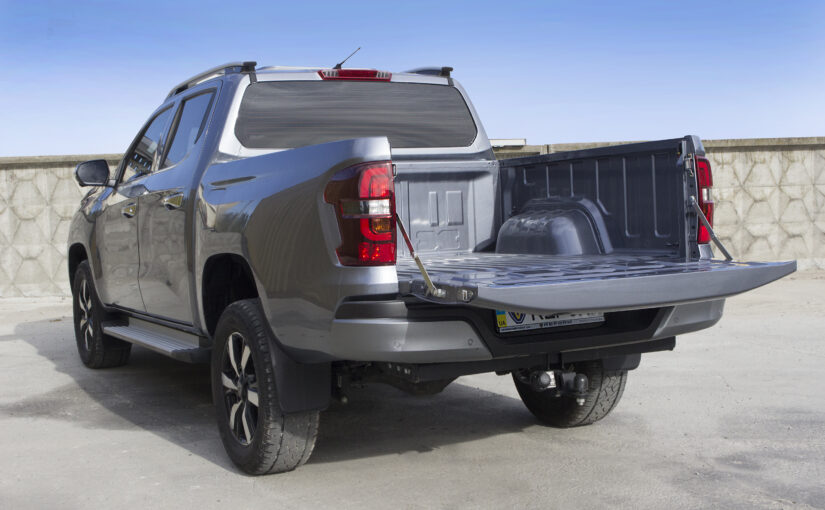 Peugeot Landtrek REFORM PL-B6 cargo platform with open tailgate