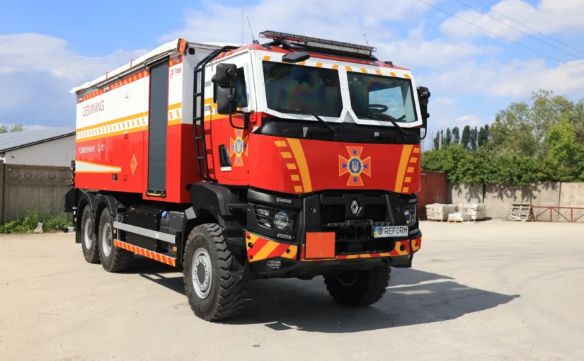 Піротехнічна машина важкого типу REFORM ПМ-В на Renault Trucks K 6×6 — вигляд спереду та збоку