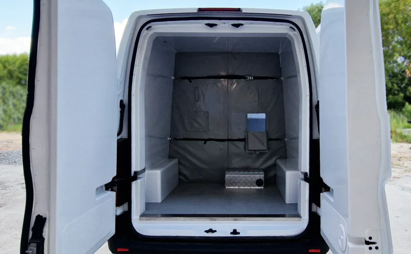 Вантажний відсік Renault Master REFORM через відчинені задні двері