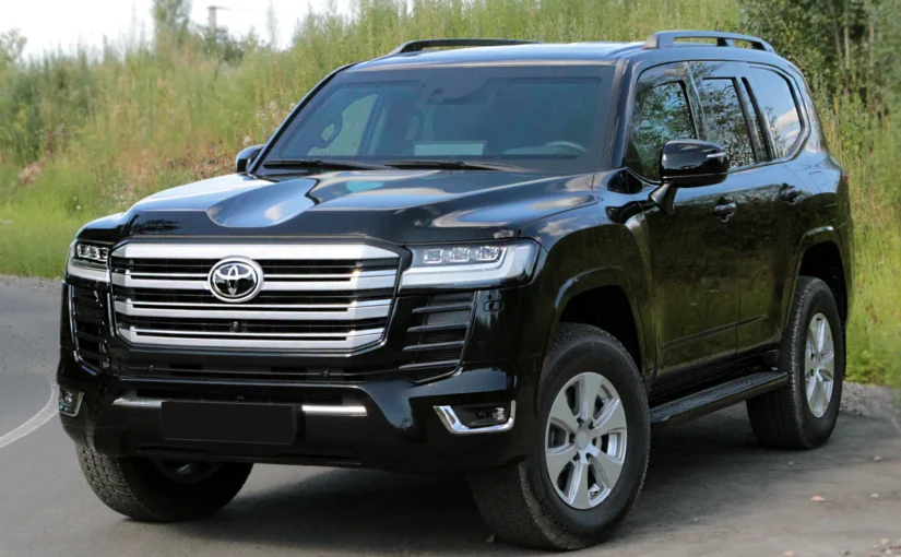 Броньований Toyota Land Cruiser 300 REFORM, вигляд спереду та збоку