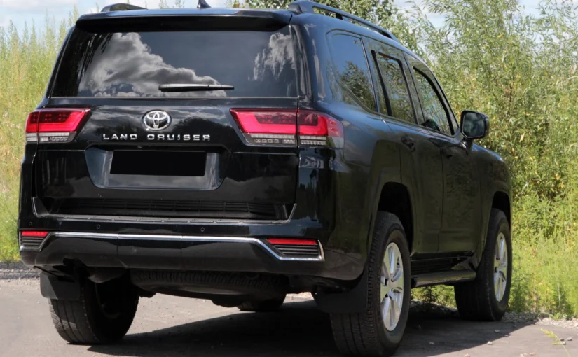 Toyota Land Cruiser 300 REFORM, вигляд ззаду та збоку