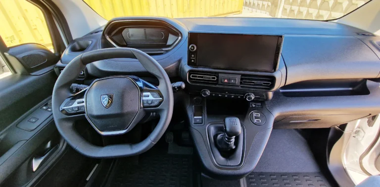 Кабіна Peugeot Partner L2: кермо, панель приладів і мультимедіа