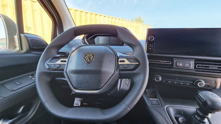 Робоче місце водія Peugeot Partner L2