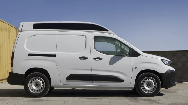 Peugeot Partner L2 зі збільшеним дахом — вигляд справа