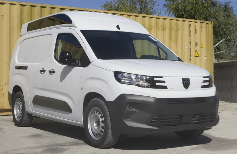 Peugeot Partner L2 зі збільшеним дахом REFORM — передній правий ракурс
