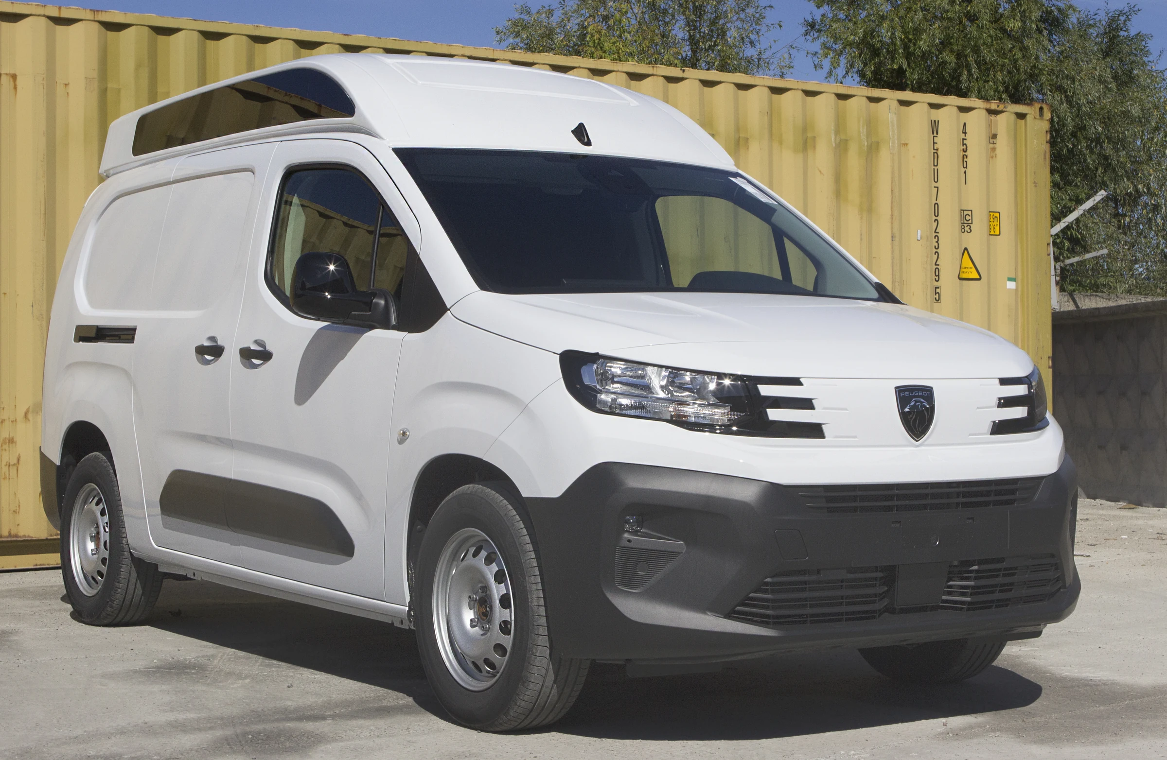 Peugeot Partner L2 зі збільшеним дахом REFORM — передній правий ракурс