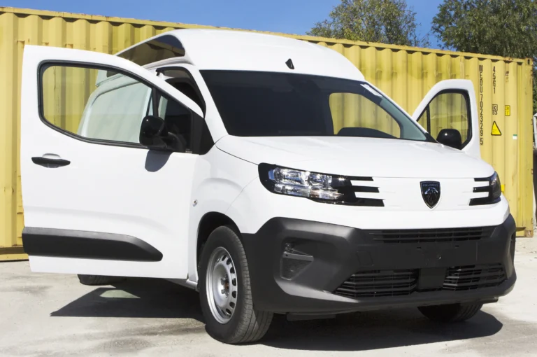 Peugeot Partner зі збільшеним дахом — доступ до кабіни