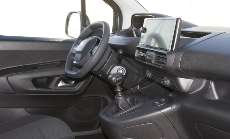 Кабіна Peugeot Partner L2 — кермо, мультимедіа та механічна КПП