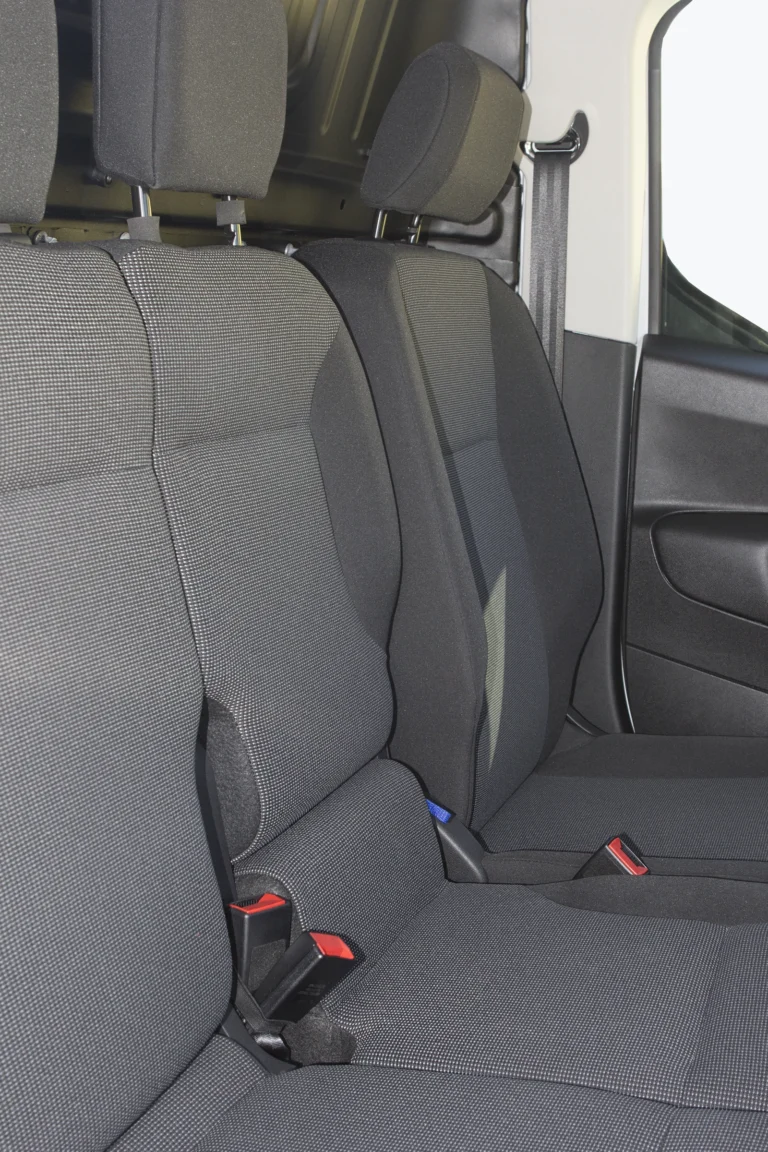 Пасажирські місця в кабіні Peugeot Partner L2