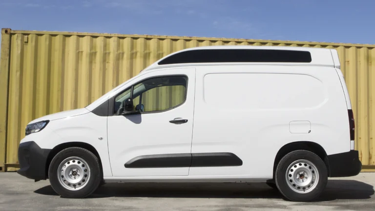 Peugeot Partner L2 зі збільшеним дахом — вигляд зліва