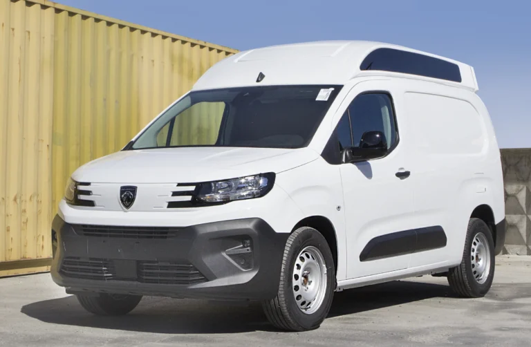 Peugeot Partner L2 зі збільшеним дахом REFORM — передній лівий ракурс