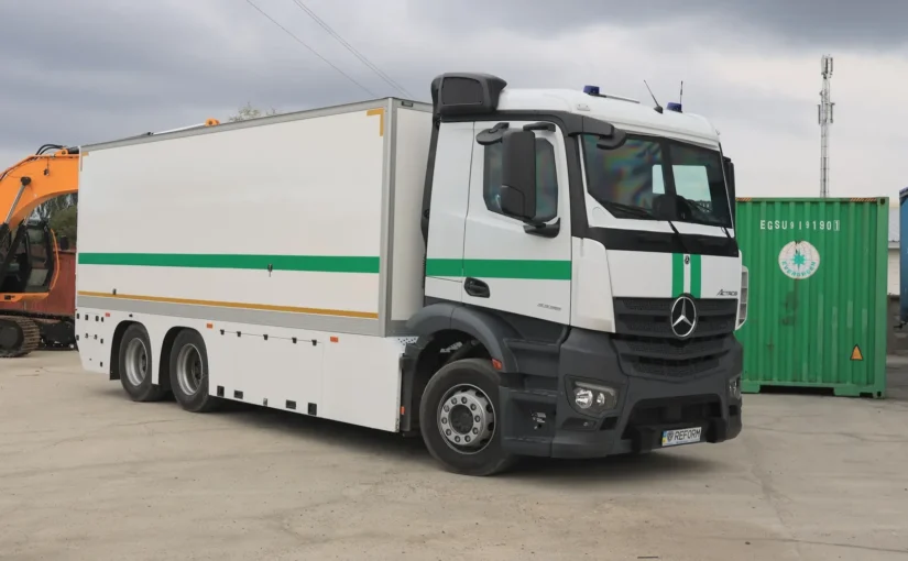Броньований інкасаторський Mercedes-Benz Actros REFORM спереду справа