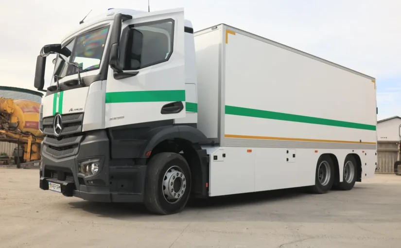 Броньований інкасаторський Mercedes-Benz Actros REFORM спереду зліва