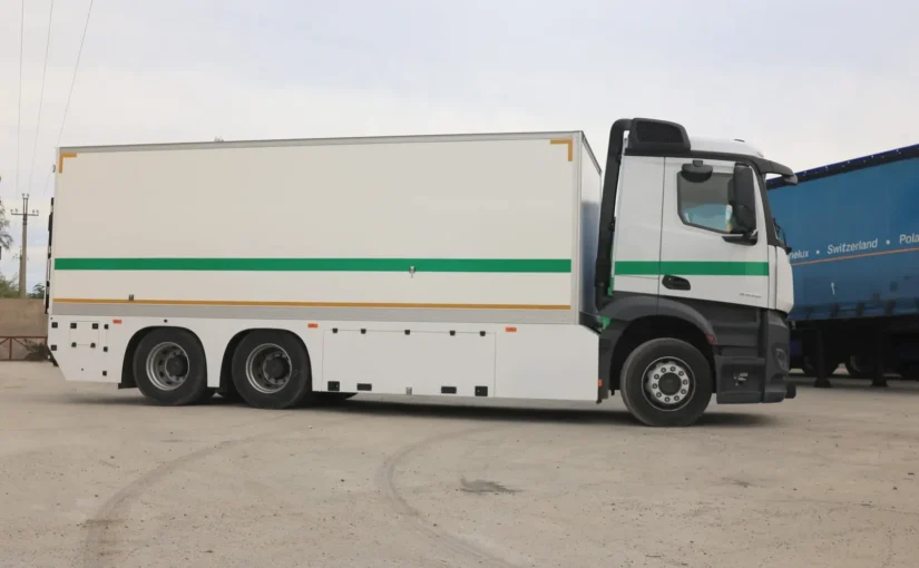 Правий профіль інкасаторського Mercedes-Benz Actros REFORM
