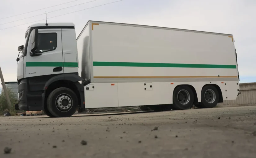 Лівий профіль інкасаторського Mercedes-Benz Actros REFORM