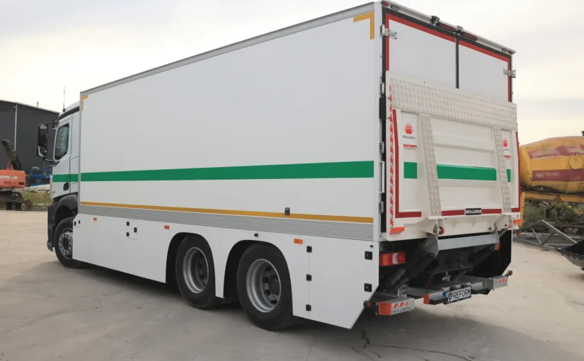 Інкасаторський Mercedes-Benz Actros REFORM ззаду зліва із закритими вантажними дверима