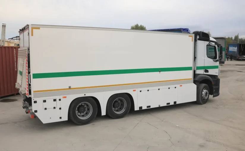 Інкасаторський Mercedes-Benz Actros REFORM ззаду справа із закритими вантажними дверима