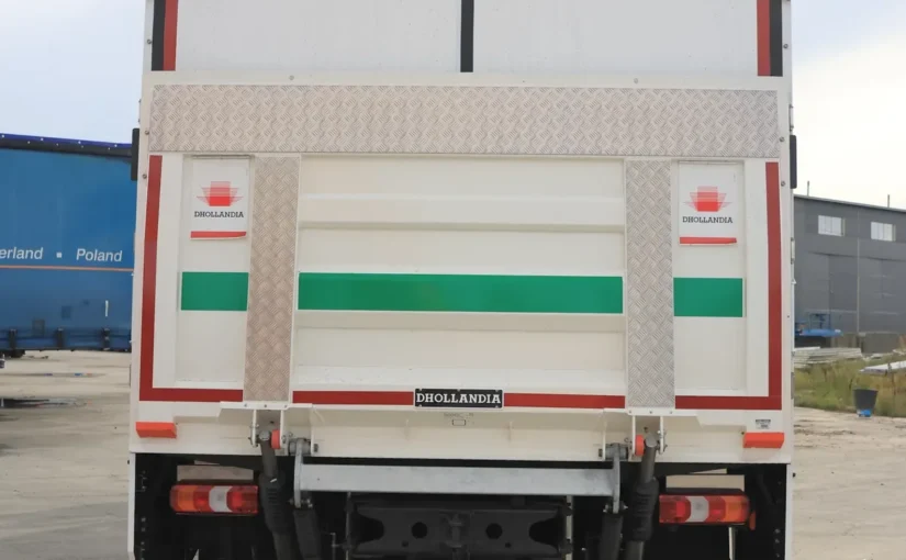 Задня частина інкасаторського Mercedes-Benz Actros REFORM із закритими дверима та складеним гідробортом