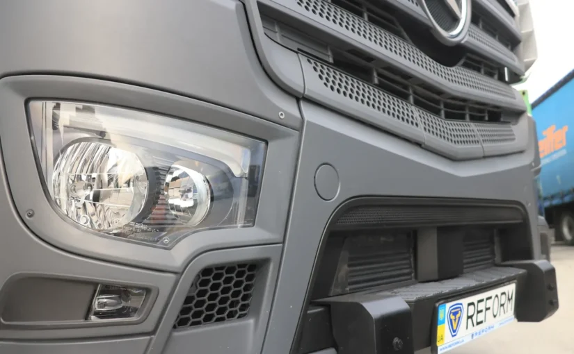 Передня фара та бампер інкасаторського Mercedes-Benz Actros REFORM