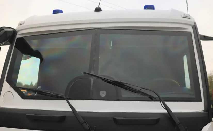 Лобове скло кабіни інкасаторського Mercedes-Benz Actros REFORM