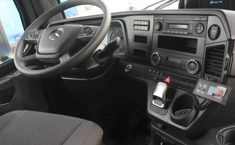 Робоче місце водія та панель приладів інкасаторського Mercedes-Benz Actros REFORM
