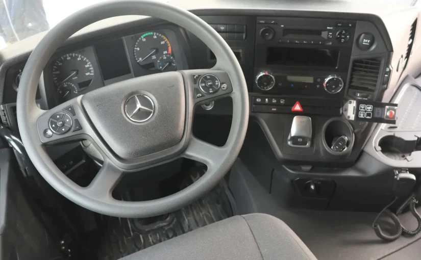 Кермо та органи керування в кабіні інкасаторського Mercedes-Benz Actros REFORM