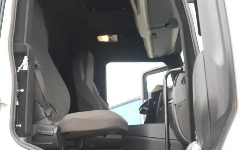 Вхід до кабіни інкасаторського Mercedes-Benz Actros REFORM через відчинені передні двері