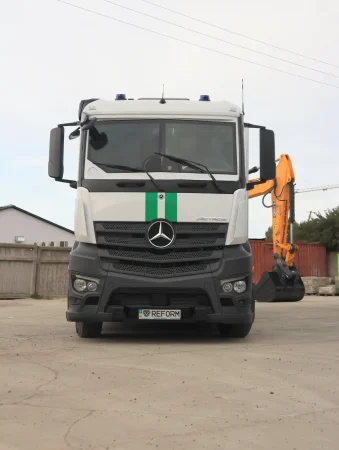 Інкасаторський Mercedes-Benz Actros REFORM спереду